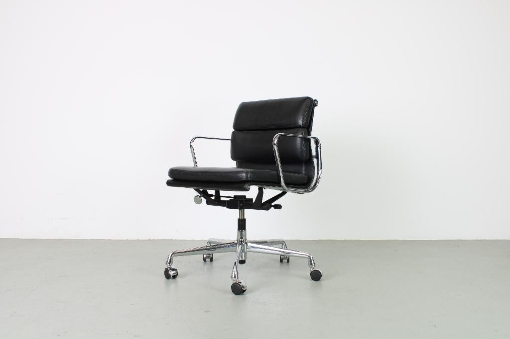 Vitra EA 217 Softpad bureaustoel, Chroom, zwart leer dubbel, Ophalen, Gebruikt, Zwart, Bureaustoel