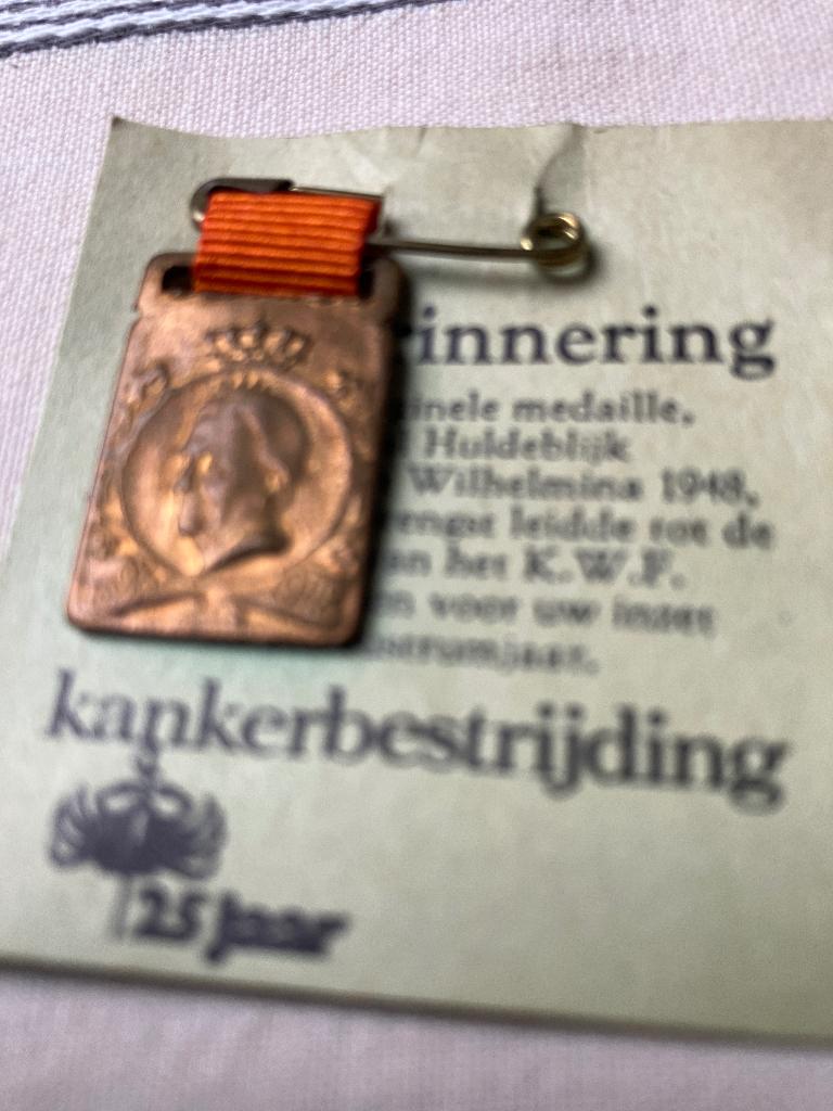 Herinnering  medaillon Wilhelmina  1948, Verzamelen, Speldjes, Pins en Buttons, Ophalen of Verzenden, Gebruikt, Overige onderwerpen