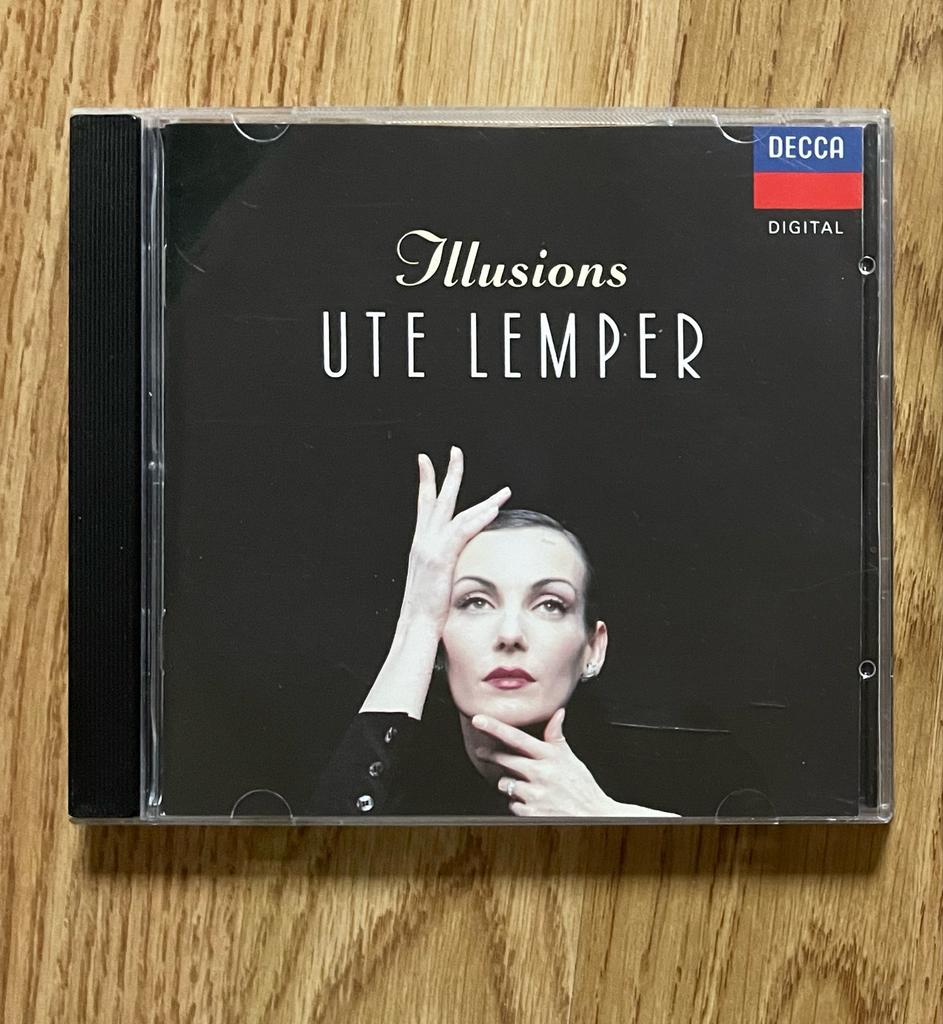 Cd Ute Lemper - illusions Songs Of Dietrich & Piaf, Ophalen of Verzenden, 1980 tot 2000, Zo goed als nieuw