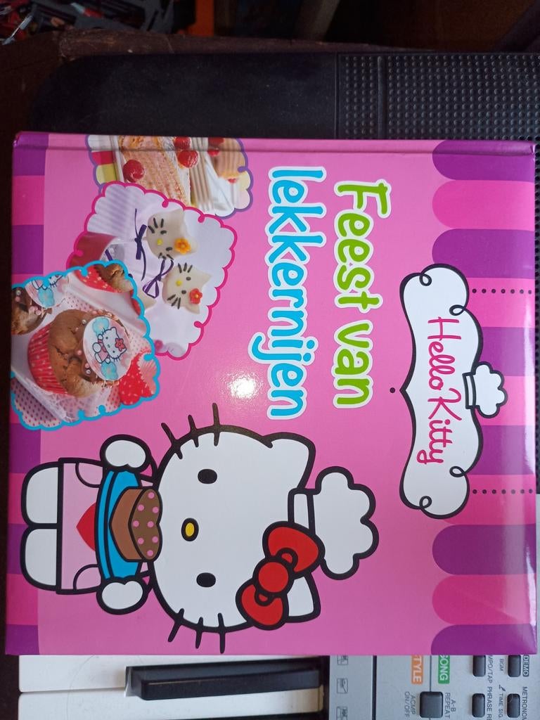 Hello Kitty - Feest van lekkernijen bakboek, Ophalen of Verzenden, Zo goed als nieuw, Sanrio