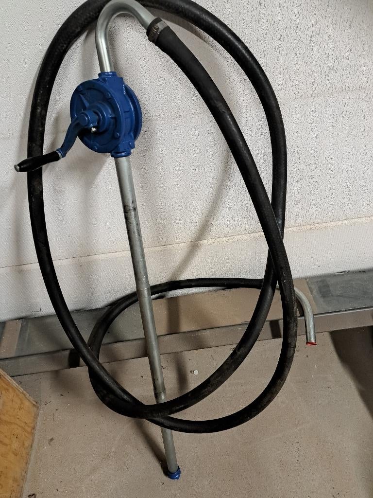 Oliepomp met lange rubberslang, Ophalen of Verzenden, Gebruikt