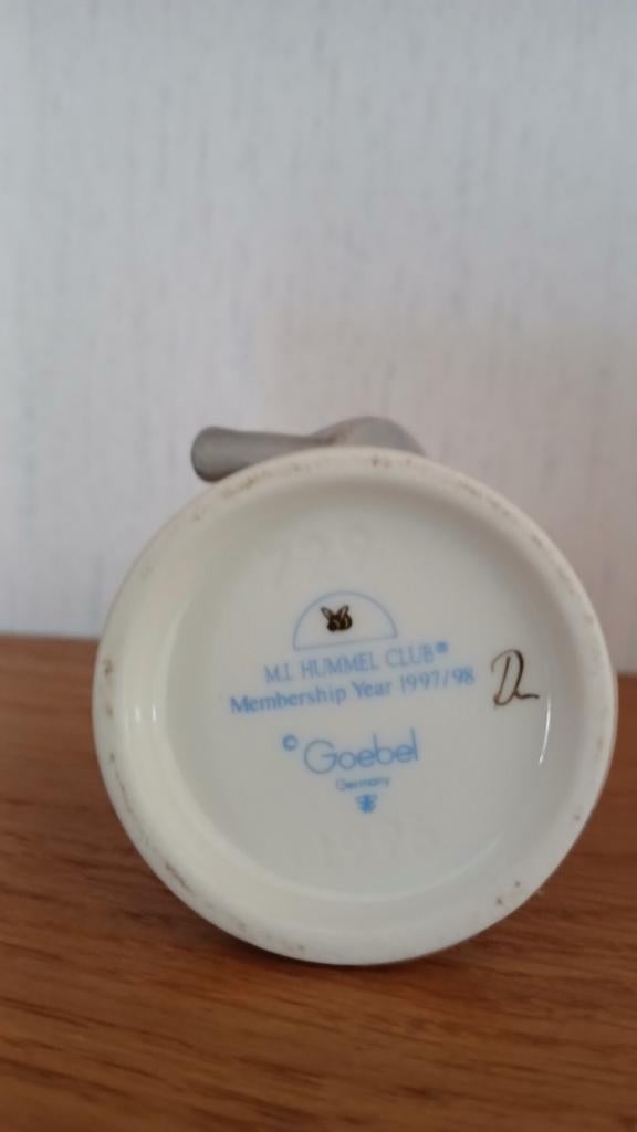 Hummel Goebel beeldje - Natuur's Gift, Antiek en Kunst, Ophalen of Verzenden