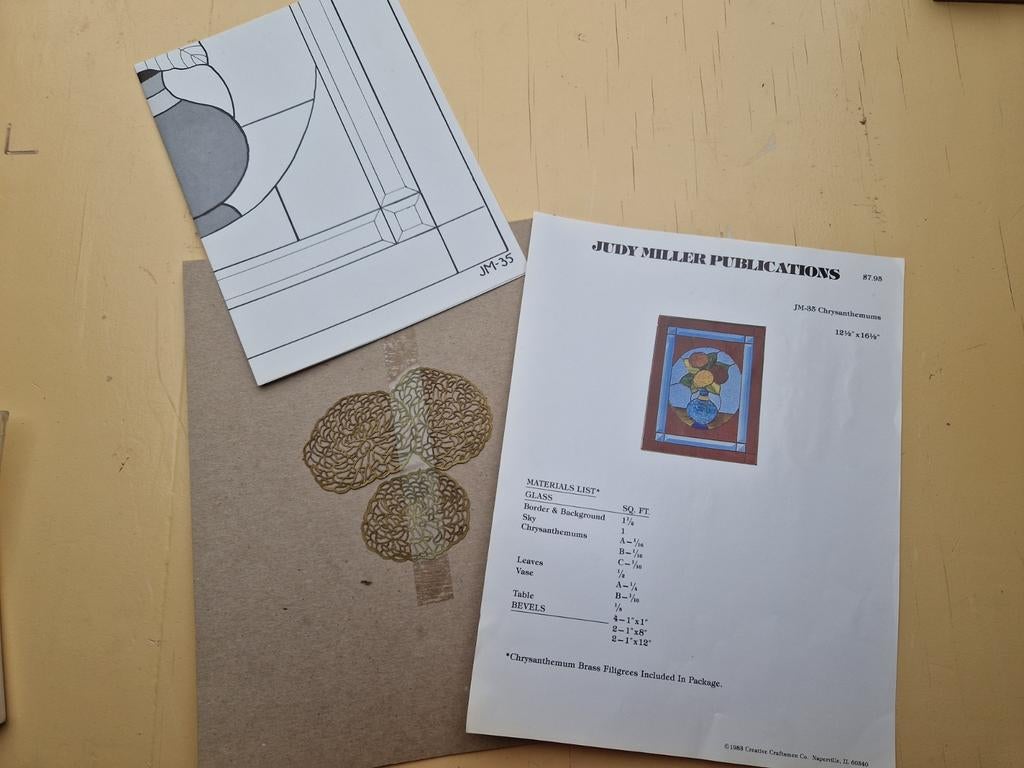 Tiffany patroon vaas met chrysanten en messing filigraan, Goud, Knutselmateriaal, Natuur en Bloemen, Metaal