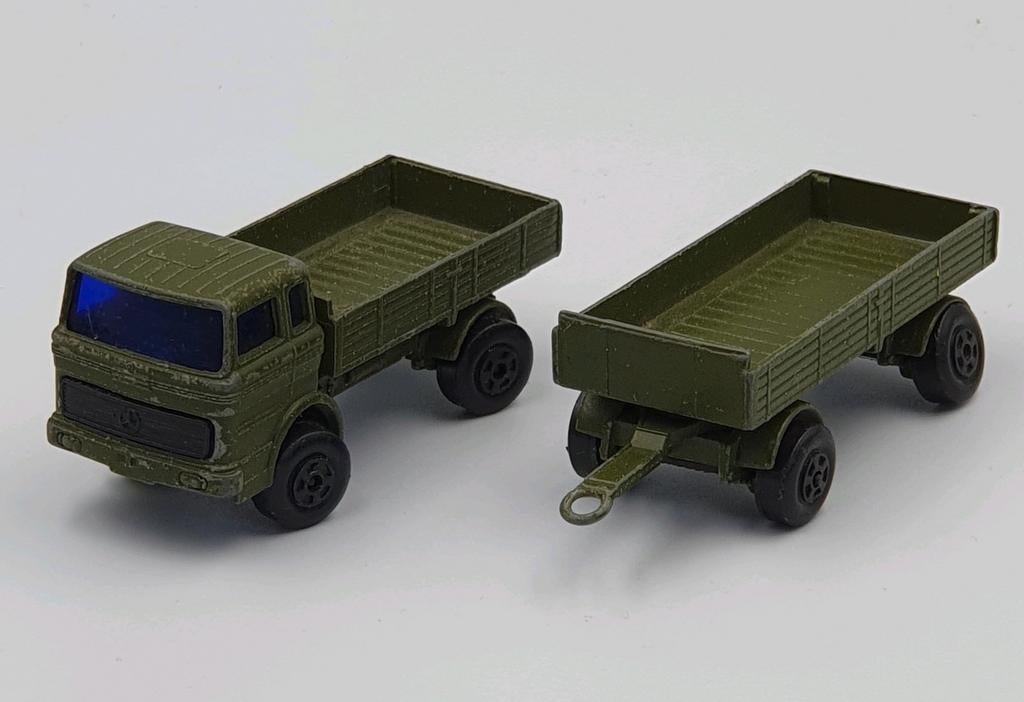 Te koop: Matchbox Mercedes Truck & Trailer - Militair Groen, Overige merken, Gebruikt, 1:50 of kleiner, Ophalen of Verzenden