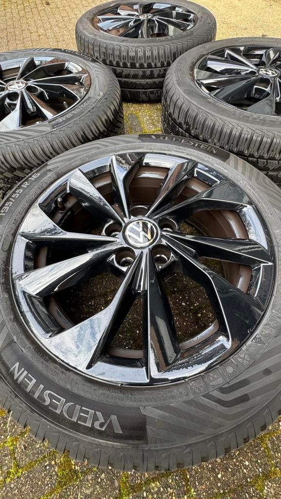 Originele VW velgen zwart 16” Vredestein all season banden, Ophalen, 16 inch, Banden en Velgen, 205 mm