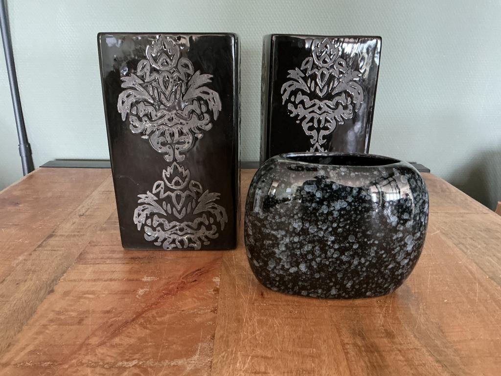 3 zwarte vazen, waarvan 2 uit de PTMD collectie, Huis en Inrichting, Ophalen, Gebruikt, Zwart, Aardewerk of Porselein