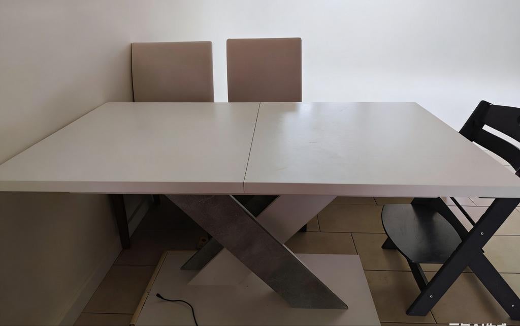 Uitschuifbare eettafel, wit, in goede staat., Huis en Inrichting, Tafels | Eettafels, Ophalen, Gebruikt, 50 tot 100 cm, 150 tot 200 cm