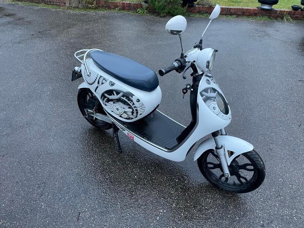 2 x electrische scooters Eeeefun opknappers loop of sloop, Ophalen, Gebruikt