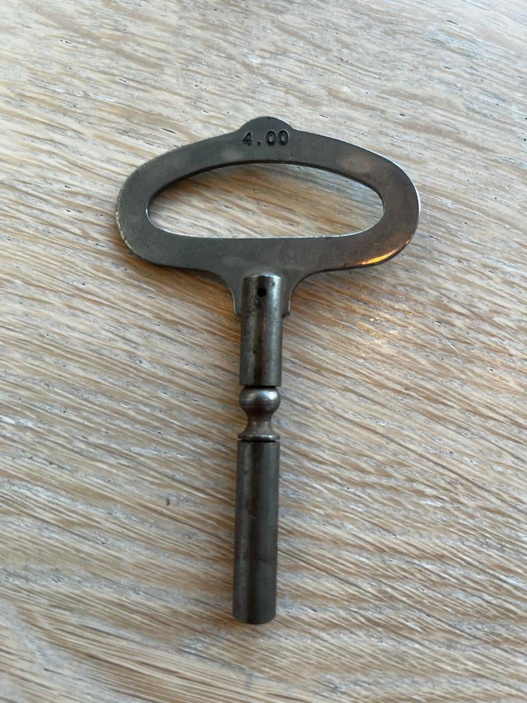 Oude kloksleutel met nummer 4.00, Verzenden