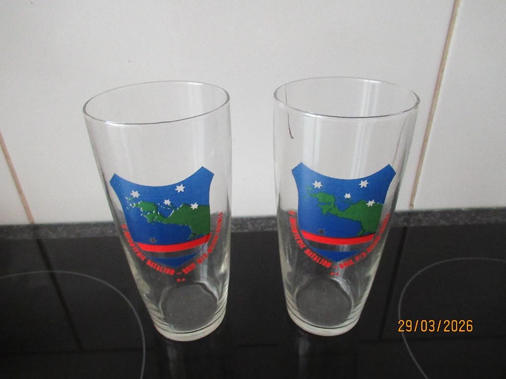 2 BIERGLAZEN-6E INFANTERIE BATALJON BRIC- NED NIEUW GUINEA, Verzamelen, Ophalen of Verzenden, Zo goed als nieuw, Bierglas