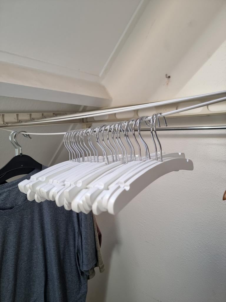 Witte baby kledinghangers, 26 stuks, Kleding | Dames, Kledinghangers, Ophalen of Verzenden, Zo goed als nieuw, Hout, Kinderen