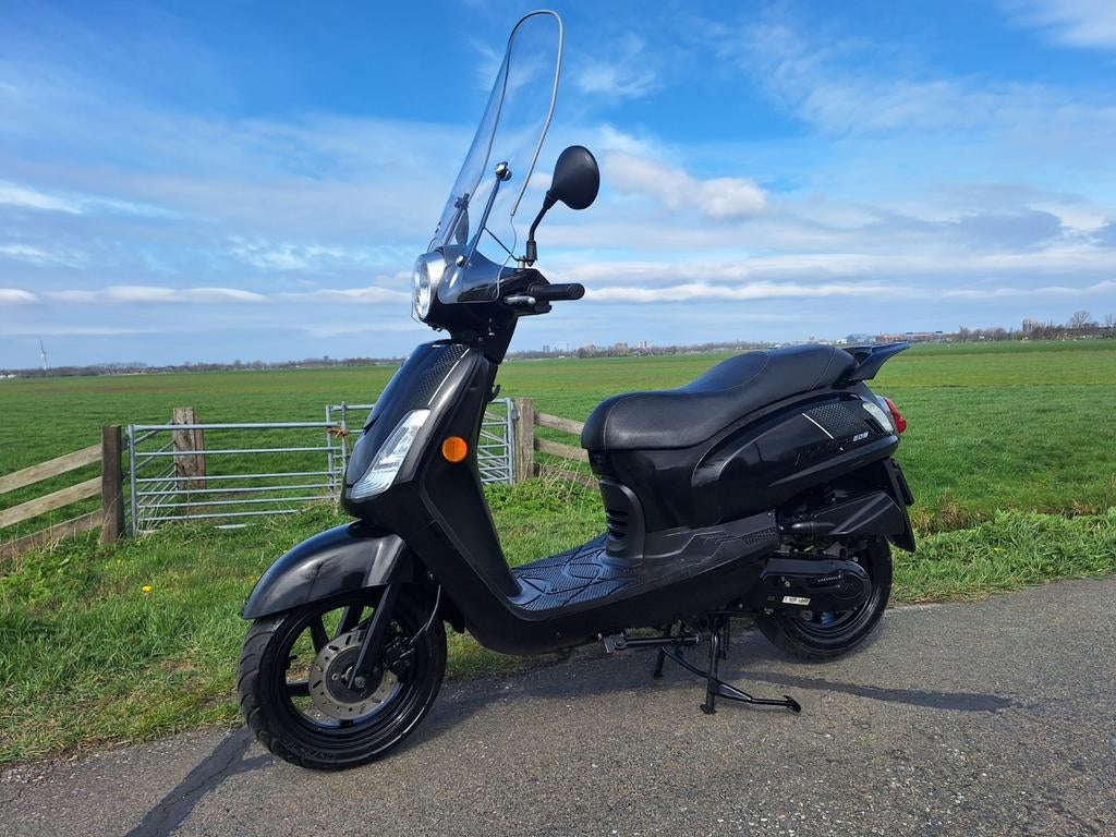 Zeer mooie Sym Fiddle 2 euro5 snorscooter 2021 1e eigenaar, Fietsen en Brommers, Scooters | SYM, Ophalen, Zo goed als nieuw, Benzine