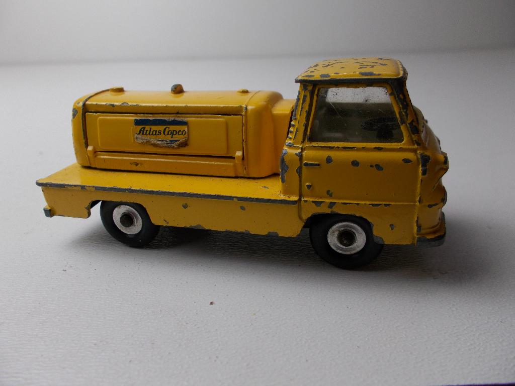 1964 Dinky Toys 436 ATLAS COPCO COMPRESSOR LORRY., Ophalen of Verzenden, Gebruikt, Bus of Vrachtwagen, Dinky Toys