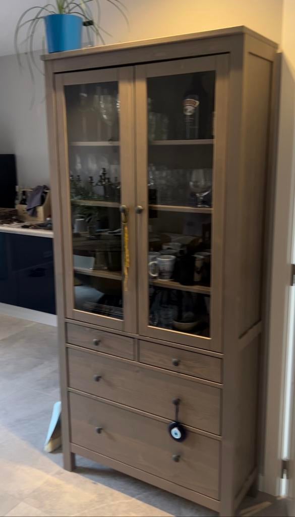 Hemnes vitrinekast z.g.a.n., Ophalen, Met deur(en), 50 tot 100 cm, Zo goed als nieuw