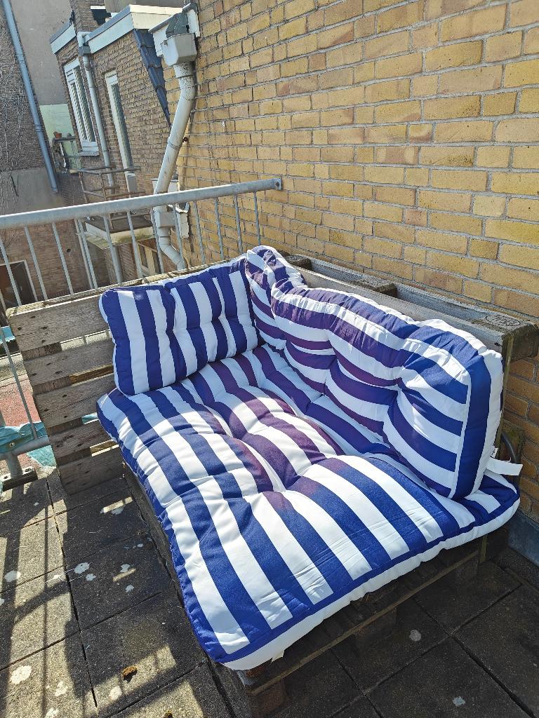 Palletbank (4 EPAL pallets) met blauw/witte kussens, Gebruikt, Hout, Ophalen, 2 zitplaatsen