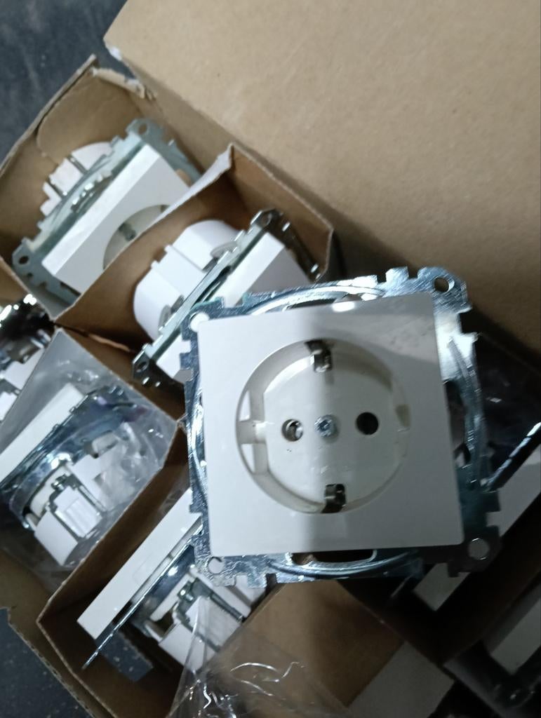 Nieuw Gira stopcontact zonder frame 10st, Ophalen of Verzenden, Nieuw, Stopcontact