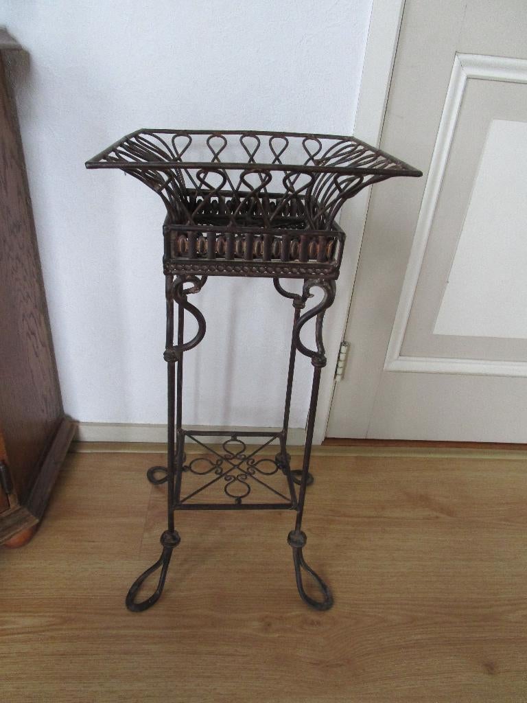 Mooie metalen plantentafel, 59 cm hoog., Huis en Inrichting, Tafels | Bijzettafels, 45 tot 60 cm, Minder dan 55 cm, Gebruikt, Metaal of Aluminium