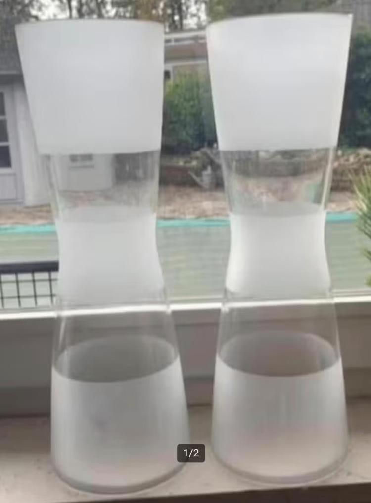 2x hoge 'gestreepte' vaas, helder mat glas; Ikea; 37 cm hoog, Overige kleuren, Ophalen of Verzenden, Minder dan 50 cm, Glas