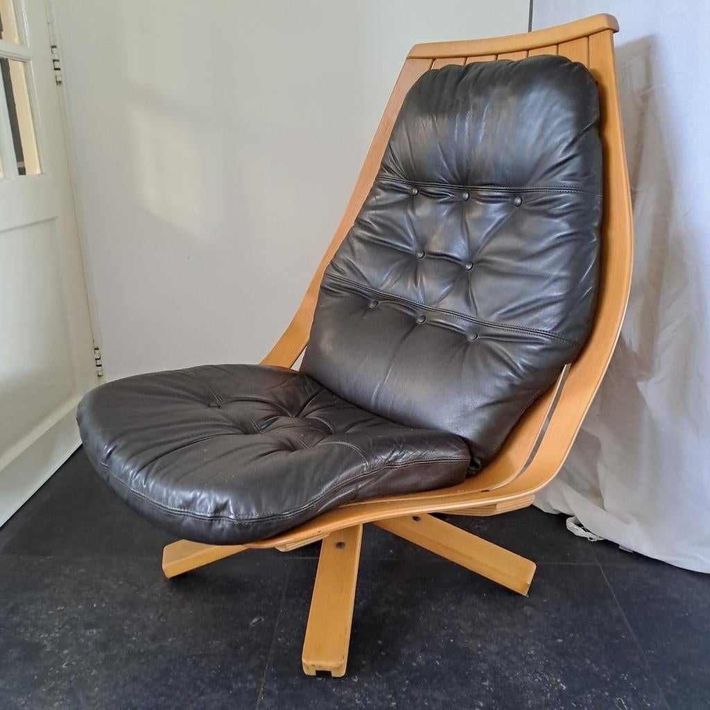 Scandinavische Hans Brattrud fauteuil hout met leren zetel, Ophalen, Hout, 50 tot 75 cm