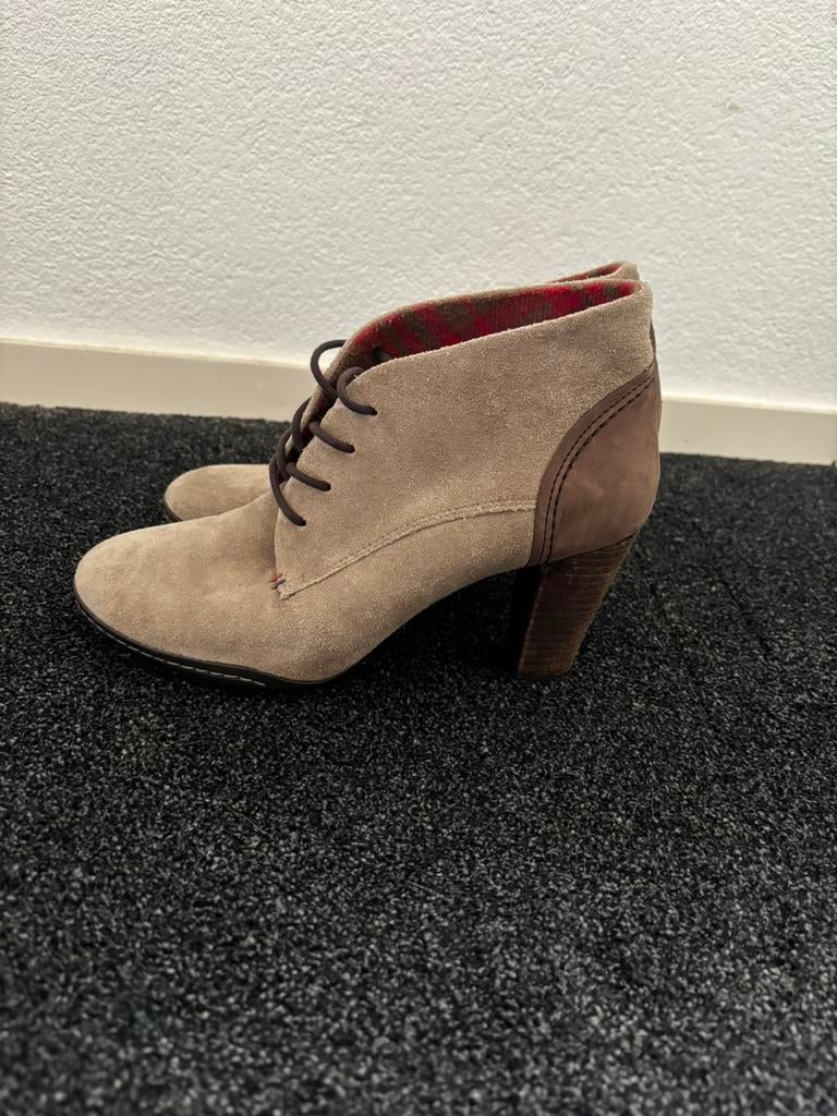 Tommy hilfiger beige laarsjes met hak maat 39, Beige, Ophalen of Verzenden, Zo goed als nieuw, Schoenen met hoge hakken