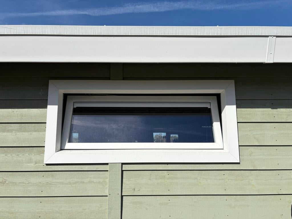 Kunststof kozijn met rooster, super geïsoleerd, kantelbaar, Ophalen, Gevelraam of Ruit, Minder dan 80 cm, 120 tot 160 cm