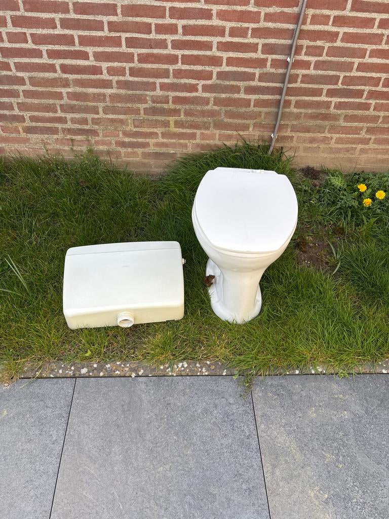 Toilet met stortbak, Ophalen, Gebruikt, Toilet