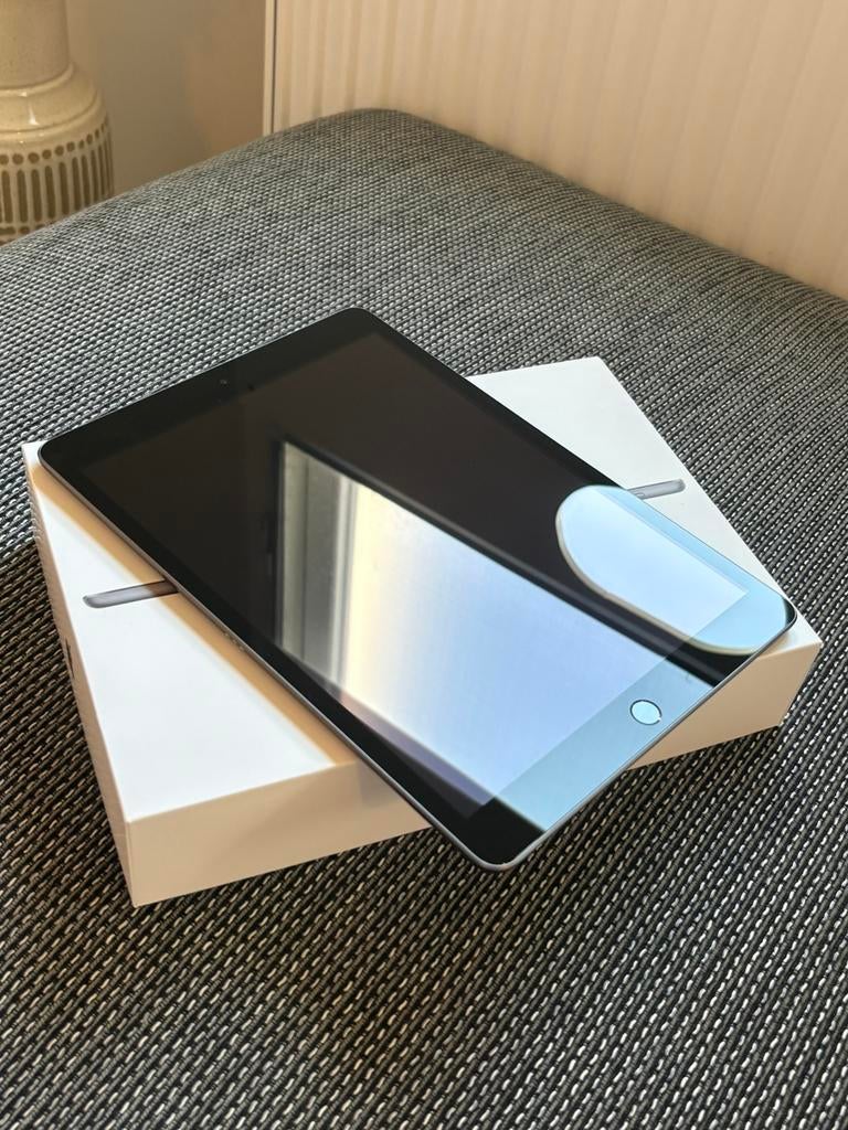 Apple iPad 9th wifi 2021 64 gb dark grey + zwarte klaphoes, Overige modellen, Zo goed als nieuw, Ophalen, 10 inch