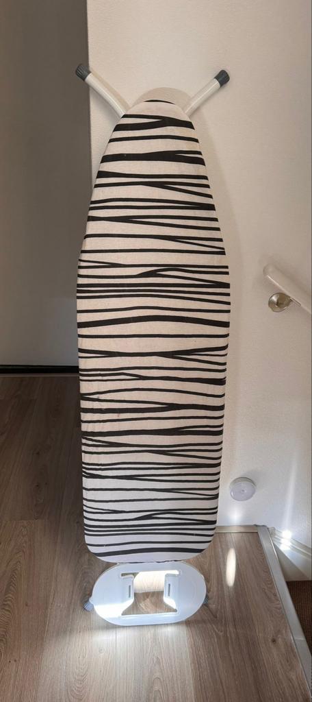 Strijkplank met zwart-wit gestreepte hoes, Ophalen of Verzenden, Gebruikt