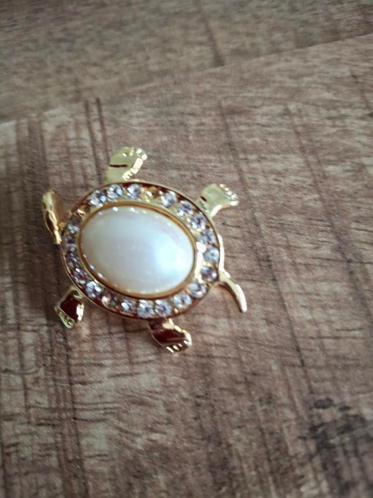 Schildpad broche goudkleurig met grote steen en kleintjes, Ophalen of Verzenden, Zo goed als nieuw, Overige materialen, Met strass