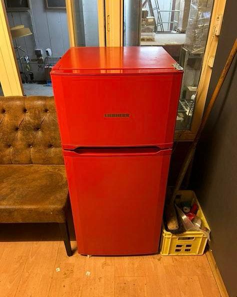 Liebherr Koelkast dubbeldeurs met vriesgedeelte rood, Ophalen, Gebruikt, 120 tot 140 cm, 200 liter of meer