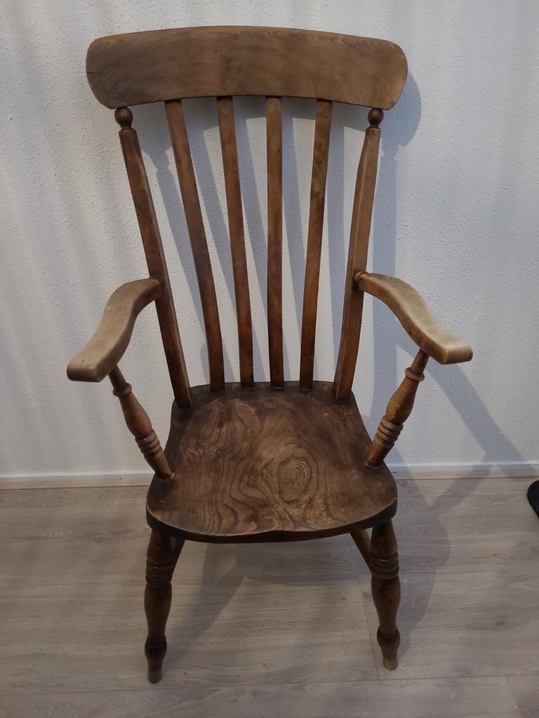 Oude houten "rokersstoel", Ophalen