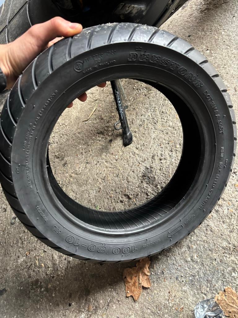 Gloednieuwe Piaggio scooterband 100/80-10 Deestone DS05, Fietsen en Brommers, Ophalen of Verzenden, Nieuw, Overige typen, Piaggio