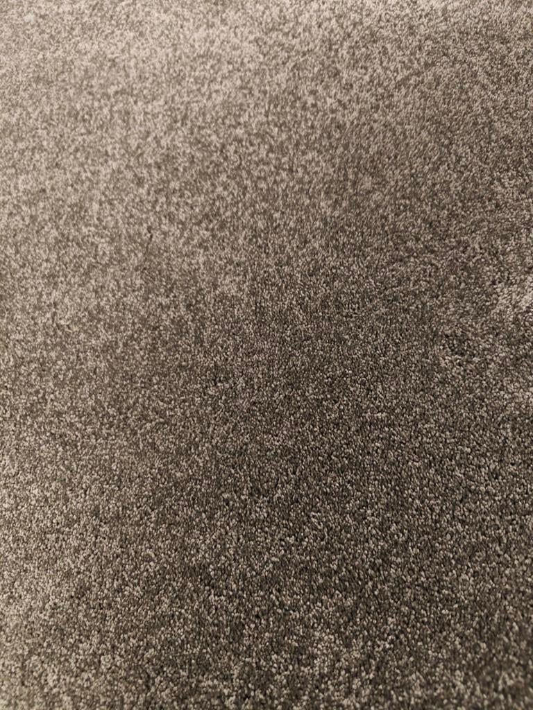 Prachtige coupon olijfgroene super zacht tapijt 8.90 x 400