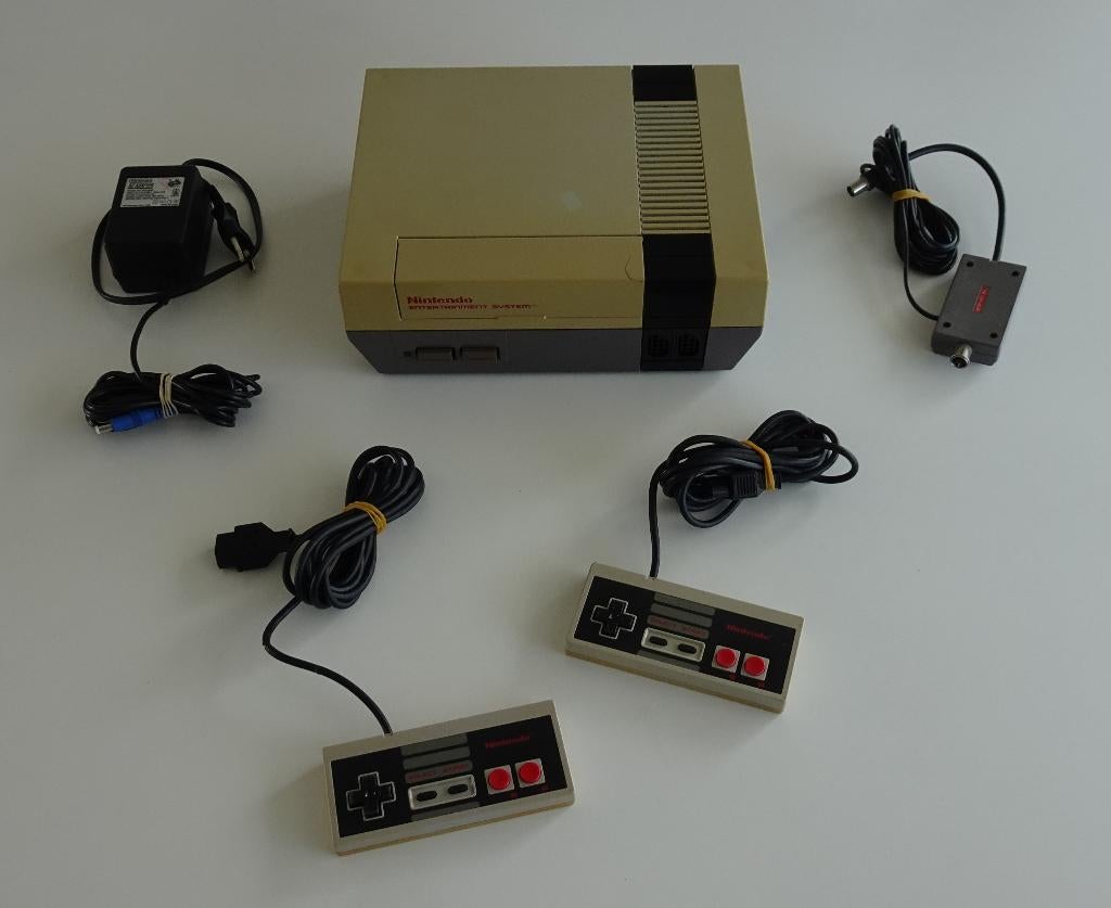 Nintendo NES Compleet met 2 Controllers, Spelcomputers en Games, Spelcomputers | Nintendo NES, Ophalen, Zo goed als nieuw, Met 2 controllers