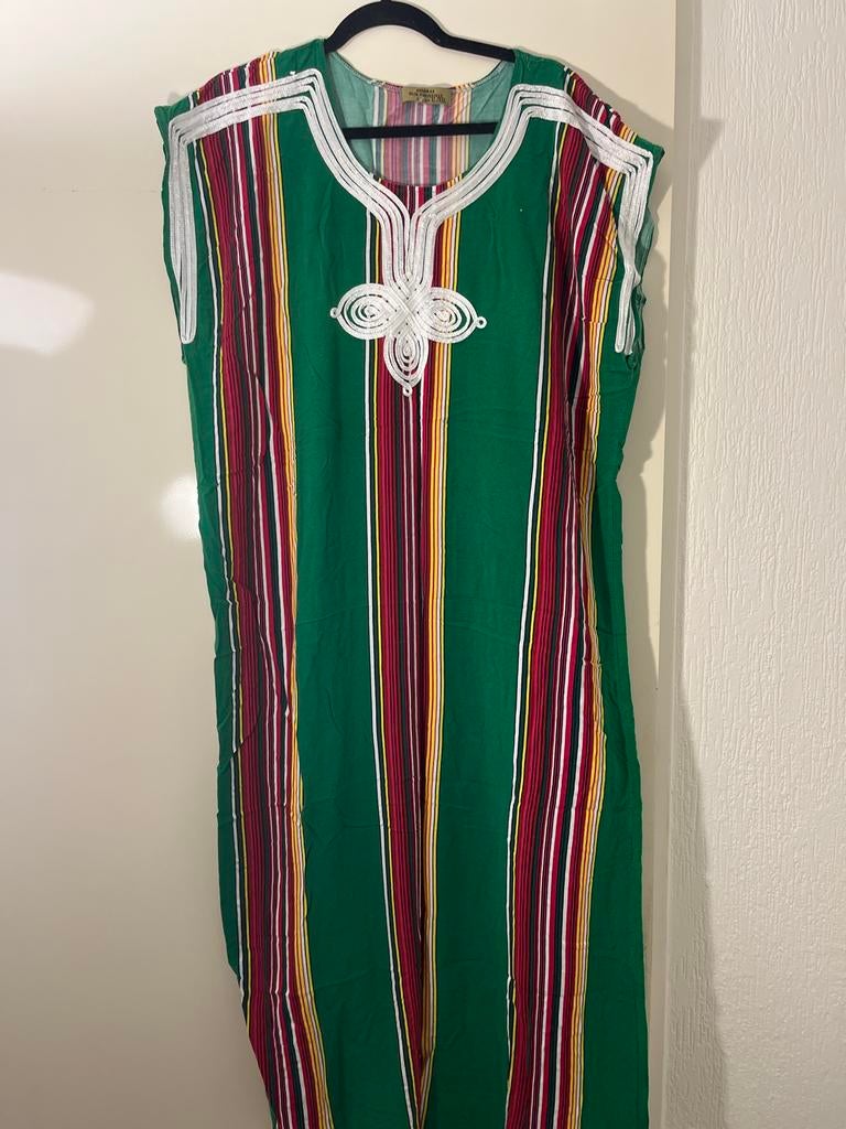 Samiraa Kaftan Jurk Groen met Strepen en Borduurwerk, Maat 46/48 (XL) of groter, Ophalen of Verzenden, Zo goed als nieuw, Onder de knie