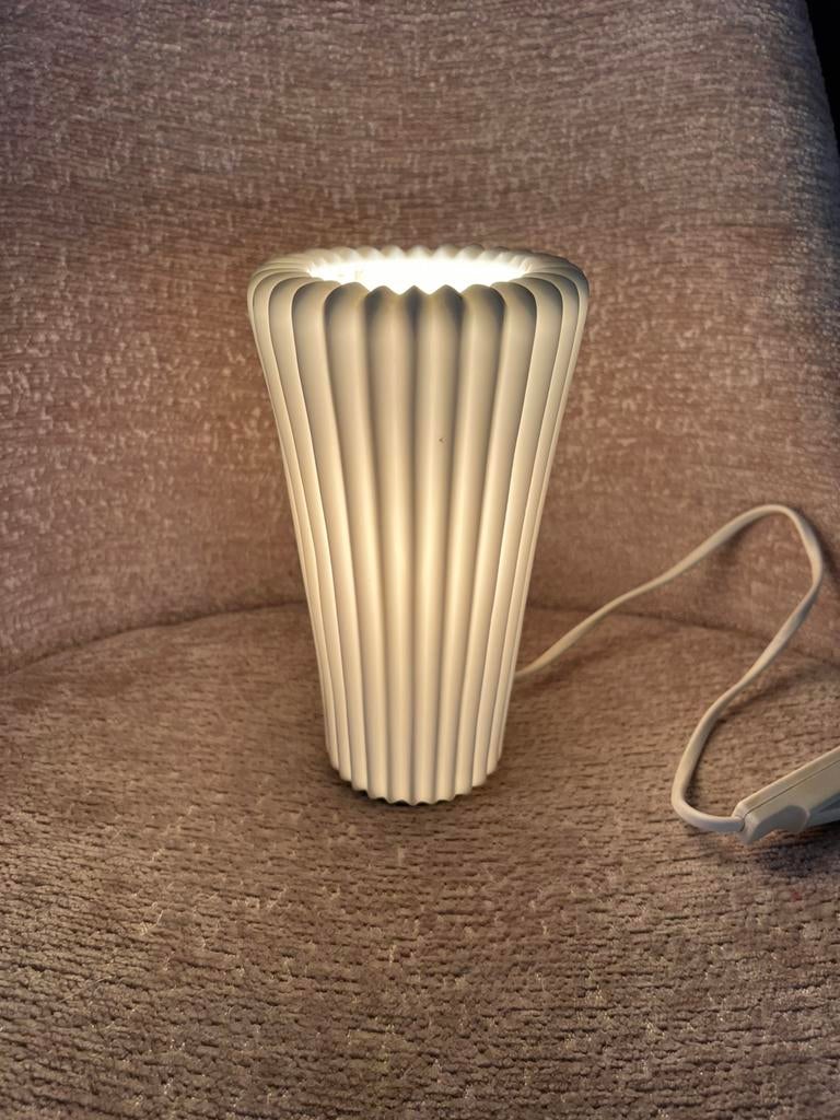 IKEA Bista tafellamp, ontworpen door Ehlén Johansson, Ophalen, Overige materialen, IKEA Bista tafellamp, Ehlén Johansson wit geplooid porselein