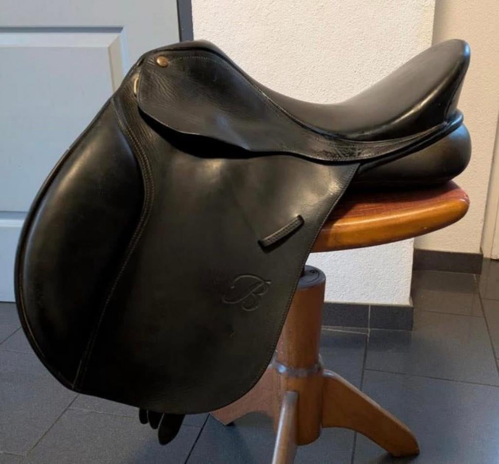 Bates springzadel 16.5 inch, Dieren en Toebehoren, Paarden en Pony's | Zadels, Ophalen of Verzenden, Zo goed als nieuw, Springen