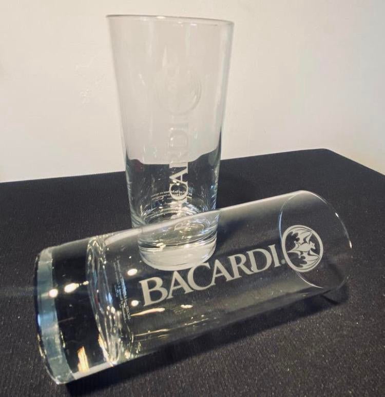 2 BACARDI glazen met verzwaarde bodem . Hoogte 14,5 cm., Ophalen of Verzenden, Zo goed als nieuw, Borrel- of Shotglas