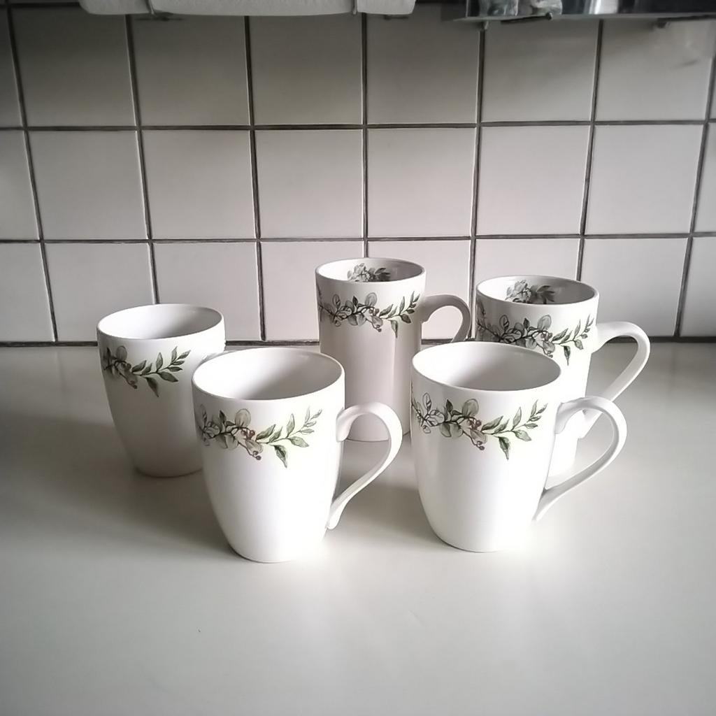 3 + 2 mokken met hulst besjes, Huis en Inrichting, Keuken | Servies, Ophalen of Verzenden, Overige stijlen, Kop(pen) en/of Schotel(s)