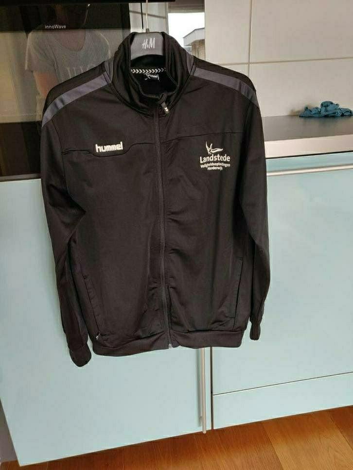 Trainingsjack Hummel maat M met Landstede opdruk, Maat 48/50 (M), Zwart, Ophalen of Verzenden, Zo goed als nieuw