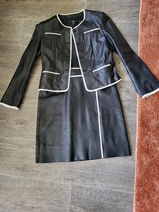 Leren rok met jasje zwart met witte bies, Kleding | Dames, Jasjes, Kostuums en Pakken, Ophalen of Verzenden, Zo goed als nieuw