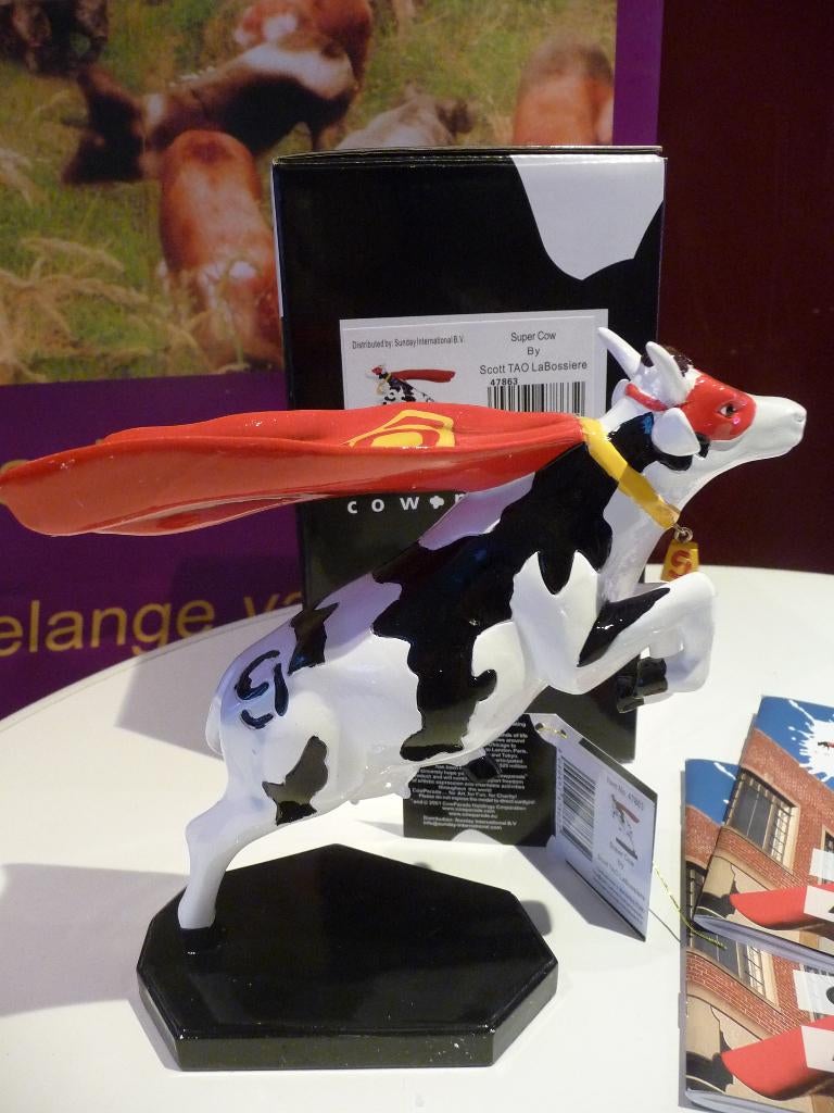 Nieuw Cow Parade koe Super Cow medium gratis verzending., Antiek en Kunst, Kunst | Designobjecten, Ophalen of Verzenden