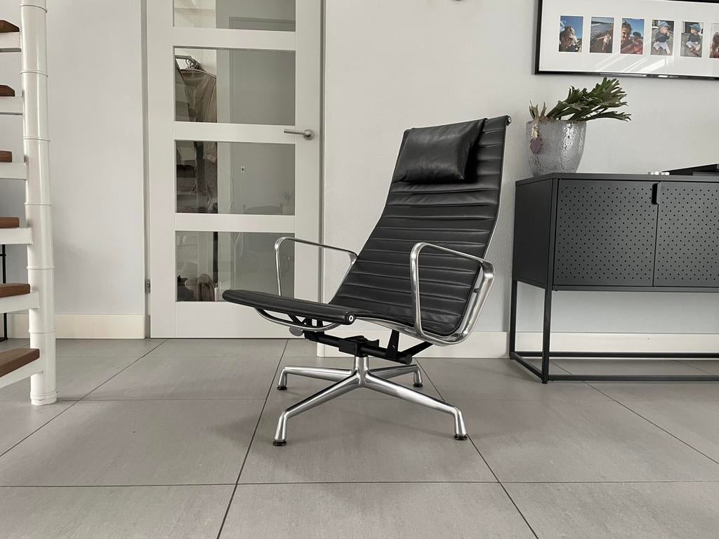 Vitra Eamea ea124 lounge chair fauteuil zwart leer, Zo goed als nieuw, Nvt, Nvt, Ophalen