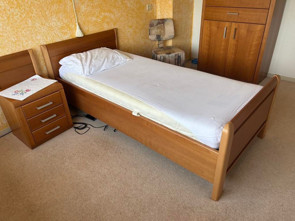 Eenpersoonsbed van hout met nachtkastje, Gebruikt, 90 cm, Eenpersoons, Bruin