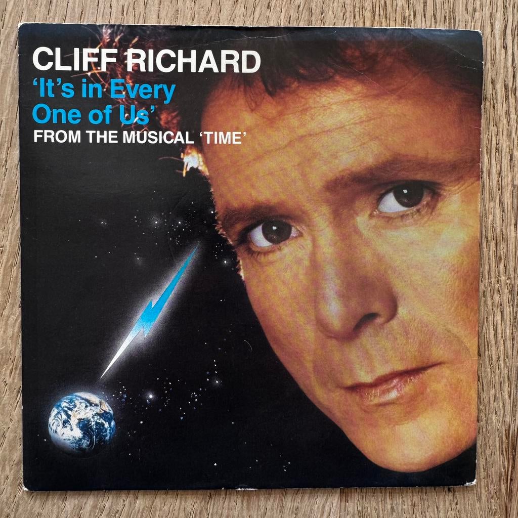 Cliff Richard It’s in Every One Of Us 7” vinyl single 1985, Gebruikt, 7 inch, Single, Ophalen of Verzenden