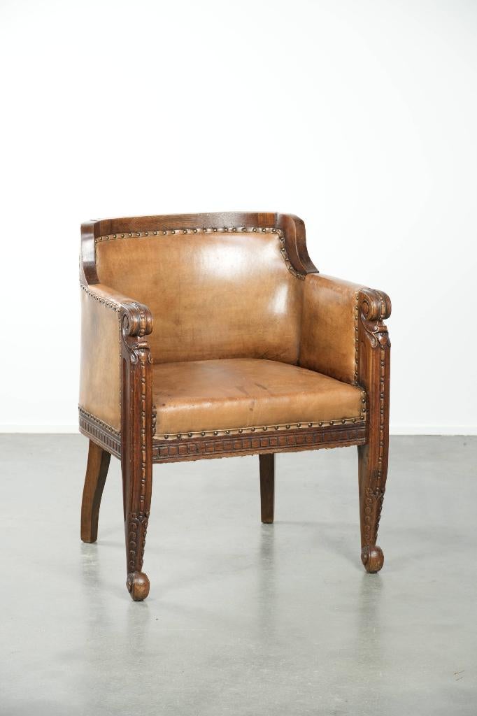 Antieke fauteuil van schapenleer en hout met siernagels, Ophalen