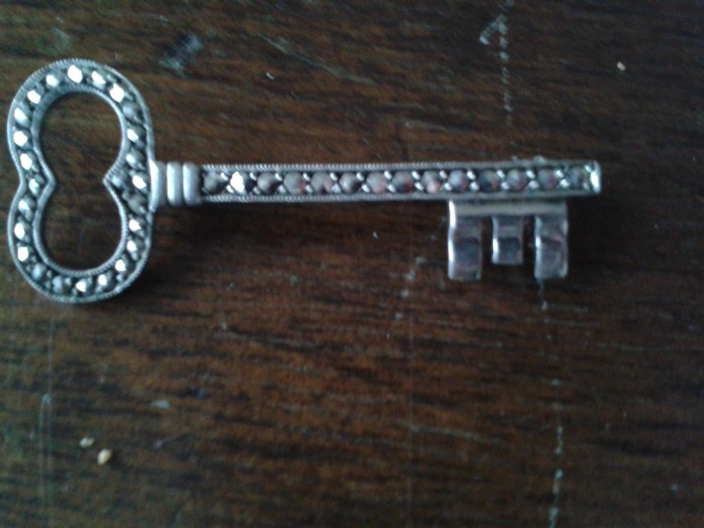 1e gehalte zilveren sleutelbroche met markasiet, 4 tot 7 cm, Nieuw, Ophalen of Verzenden, Met edelsteen