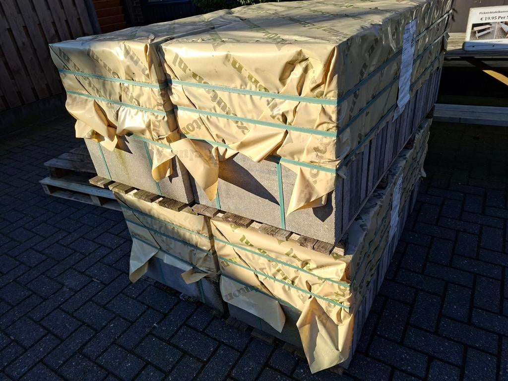 36 m2 betontegels grijs 50x50x5cm met facet OP IS OP