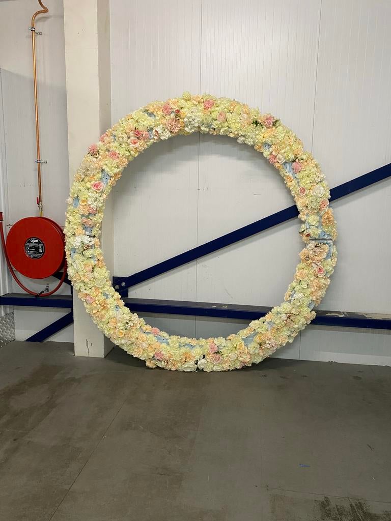 Prachtige Bloemenboog op standaard Perfect voor Evenementen, Hobby en Vrije tijd, Feestartikelen | Verhuur, Ophalen, Gebruikt