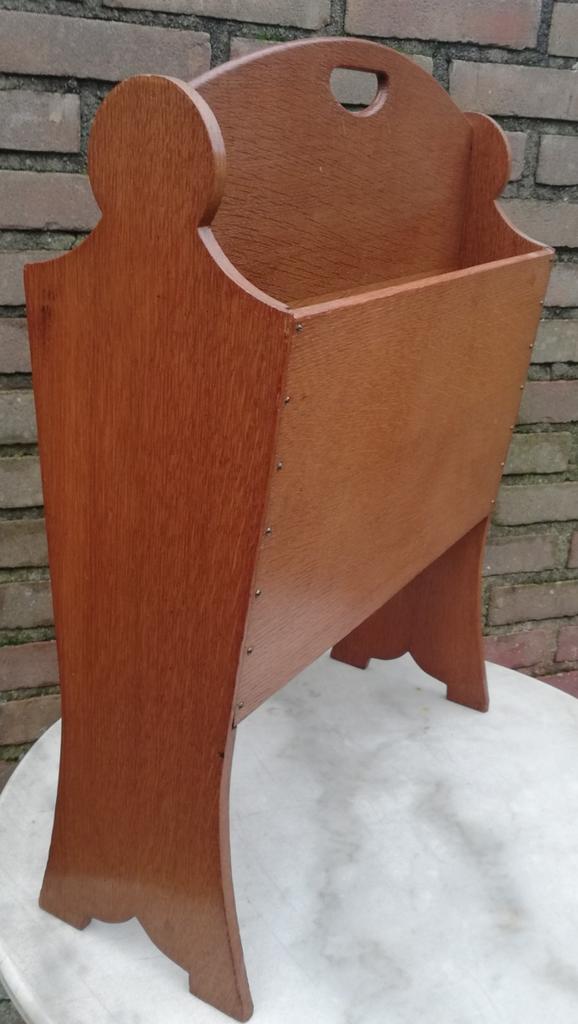 Krantenbak. Eiken. Scand. design. Ca '50.  42/56/17 cm., Ophalen, Zo goed als nieuw